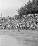 881337 Afbeelding van wedstrijden polsstokverspringen te Jaarsveld (gemeente Lopik).